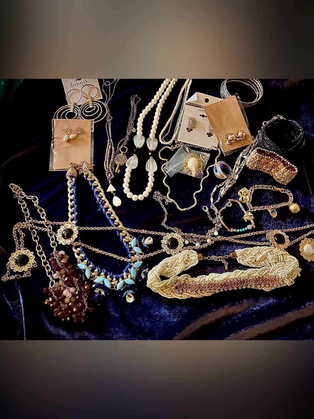 Jewelry Lot Modern/Vintage 
Costume New & PreLoved
20+ pieces All Wearable